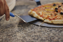 Load image into Gallery viewer, Gi.Metal Small inox triangular pizza server 12x15 cm, fixed grip